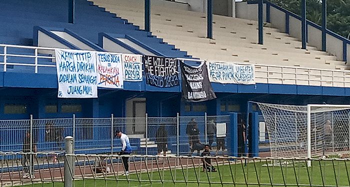 Bobotoh Beri Dukungan di Sesi Latihan Persib, Begini Reaksi Robert